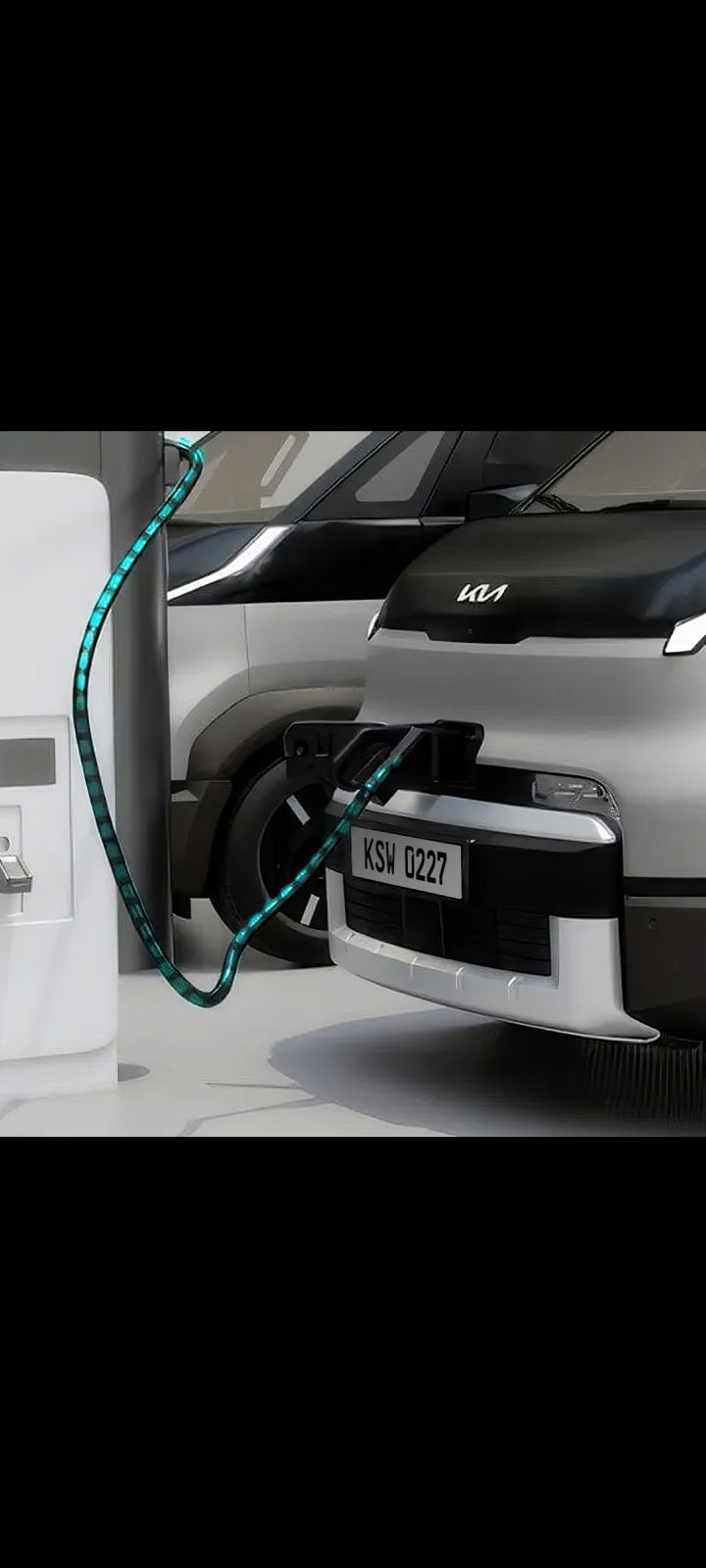 Teilansicht der Front des Kia PV5 Cargo beim Laden an einer Ladestation.