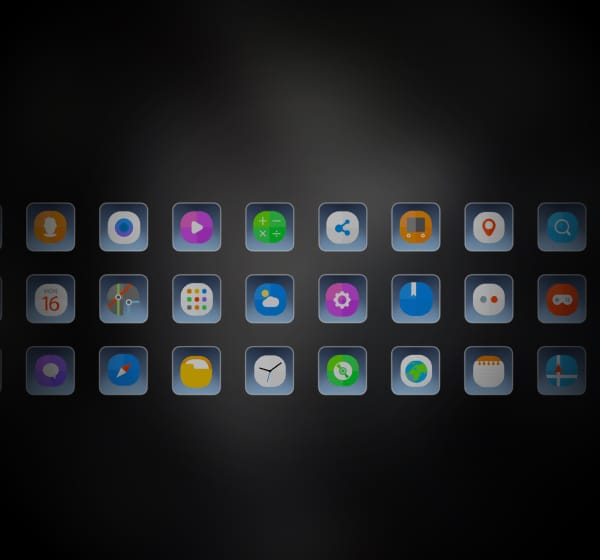 Raster aus bunten App-Symbolen auf einer dunklen Infotainment-Oberfläche für Fahrzeuge