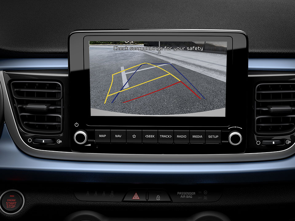 Kia Rio Rückfahrkamera. Innenansicht, Multimediadisplay
